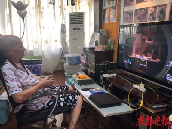你没有看错！83岁老大爷玩游戏20年 通关数百款游戏